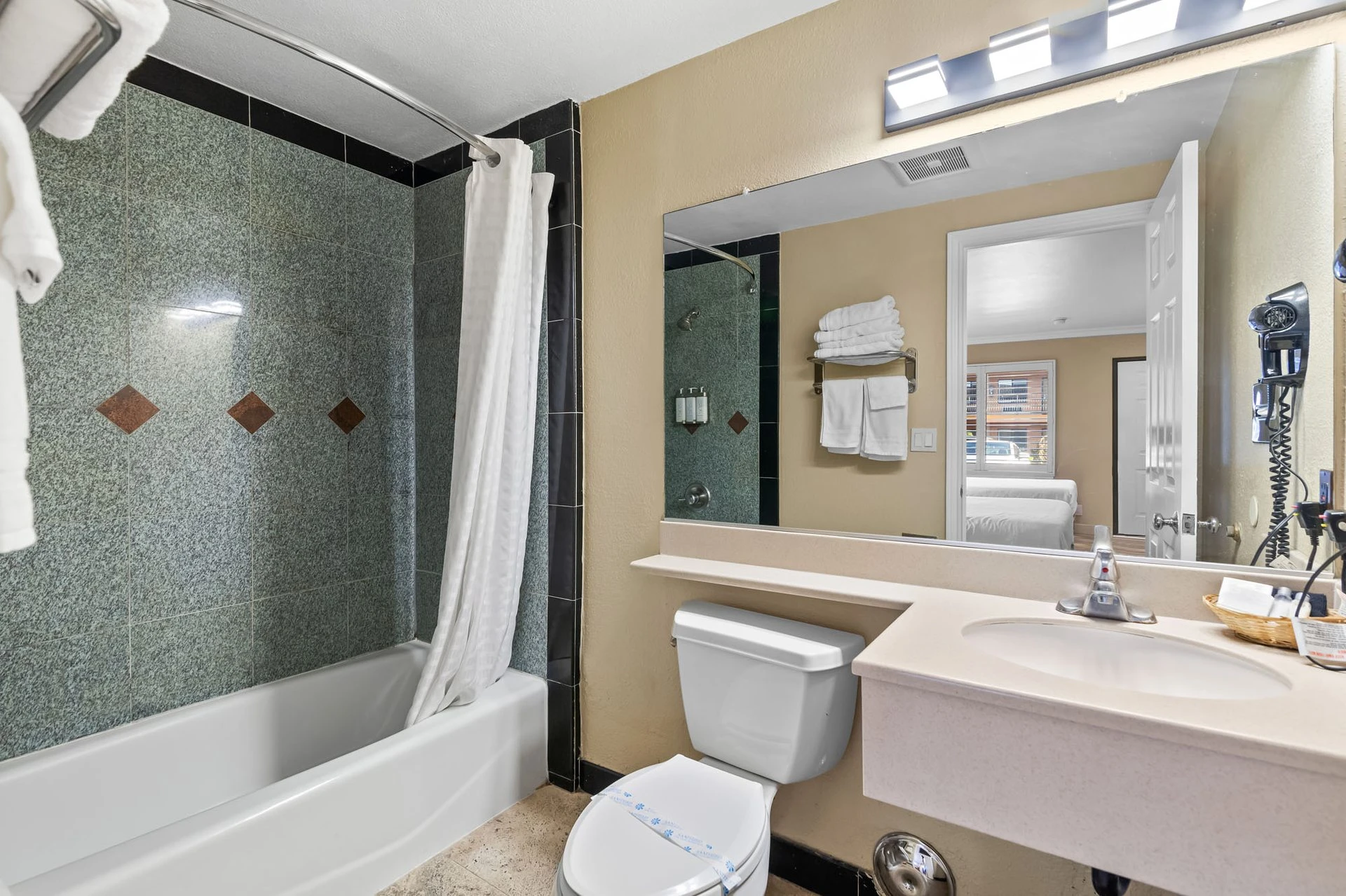 Queen bed and in-room amenities layout